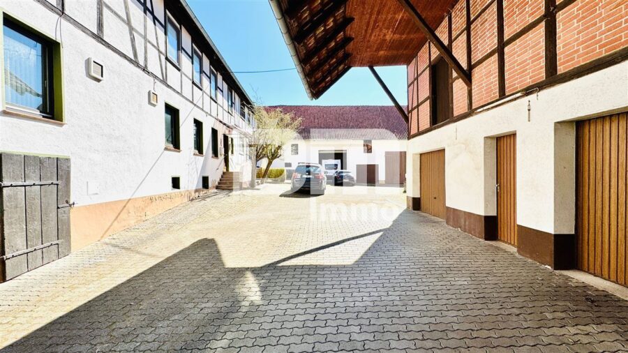 Großer Dreiseithof mit 2 bis 3 Wohneinheiten, 3 Nebengebäuden + großem Grundstück - Innenhof